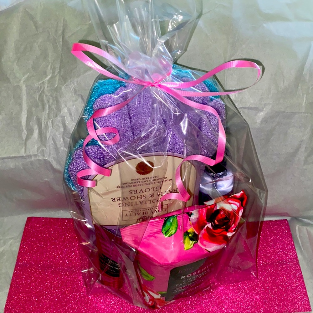 Betsey Johnson Skincare Set w additional 3pc Exfoliating Gloves 🧤
